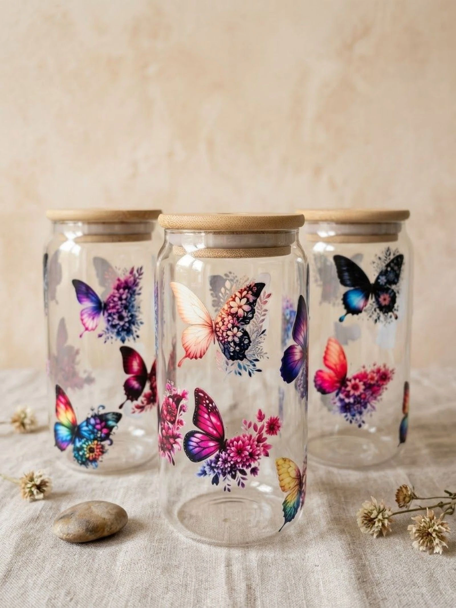 Verre canette avec paille en verre, couvercle en bambou et goupillon